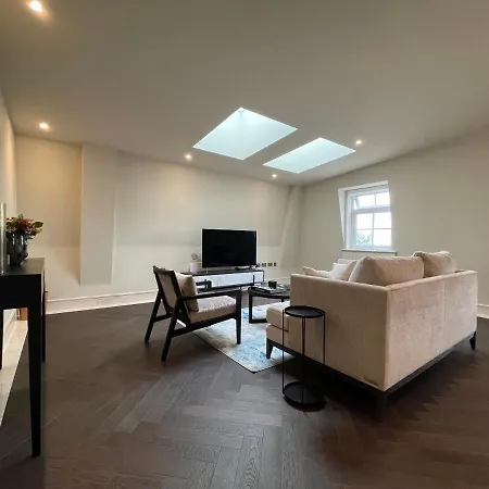 Luxurious, 2 Bed, 2 Bath Penthouse Apartment In Highly Desirable Chigwell Chcl F8 Exterior photo