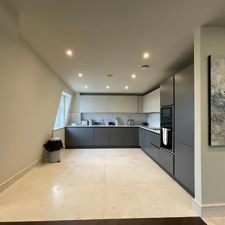 Luxurious, 2 Bed, 2 Bath Penthouse Apartment In Highly Desirable Chigwell Chcl F8 Exterior photo
