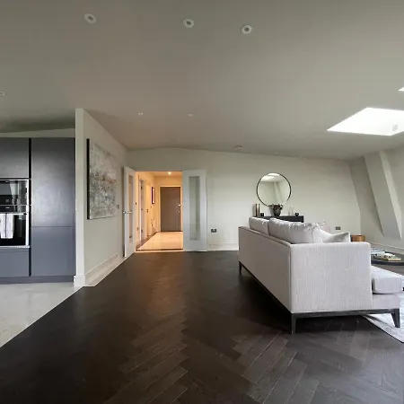 Luxurious, 2 Bed, 2 Bath Penthouse Apartment In Highly Desirable Chigwell Chcl F8 Exterior photo