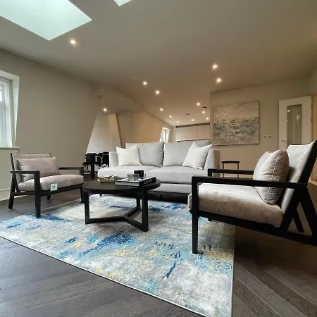 Luxurious, 2 Bed, 2 Bath Penthouse Apartment In Highly Desirable Chigwell Chcl F8 Exterior photo