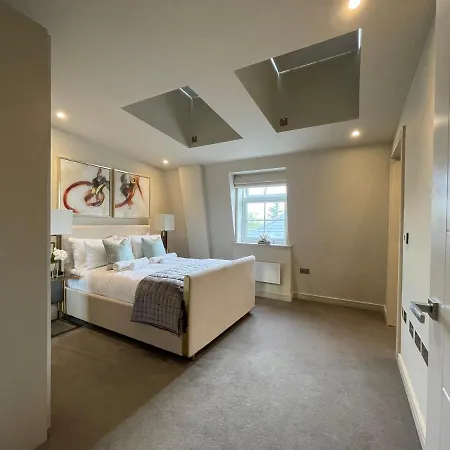 Luxurious, 2 Bed, 2 Bath Penthouse Apartment In Highly Desirable Chigwell Chcl F8 Exterior photo