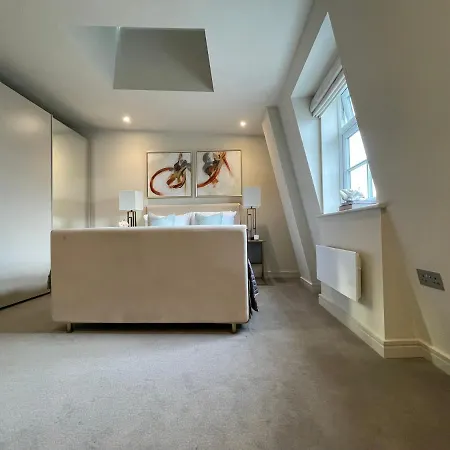 Luxurious, 2 Bed, 2 Bath Penthouse Apartment In Highly Desirable Chigwell Chcl F8 Exterior photo