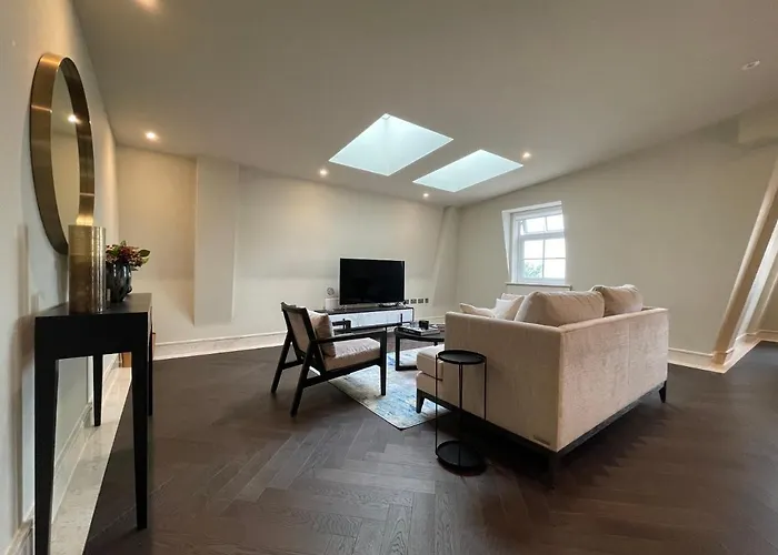 Luxurious, 2 Bed, 2 Bath Penthouse Apartment In Highly Desirable Chigwell Chcl F8