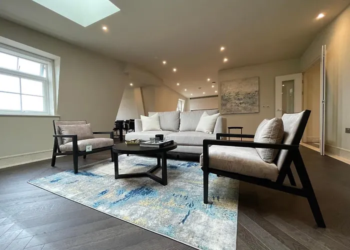 Luxurious, 2 Bed, 2 Bath Penthouse Apartment In Highly Desirable Chigwell Chcl F8