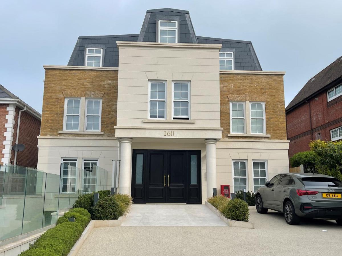 Luxurious, 2 Bed, 2 Bath Penthouse In Highly Desirable Chcl F8 * Chigwell