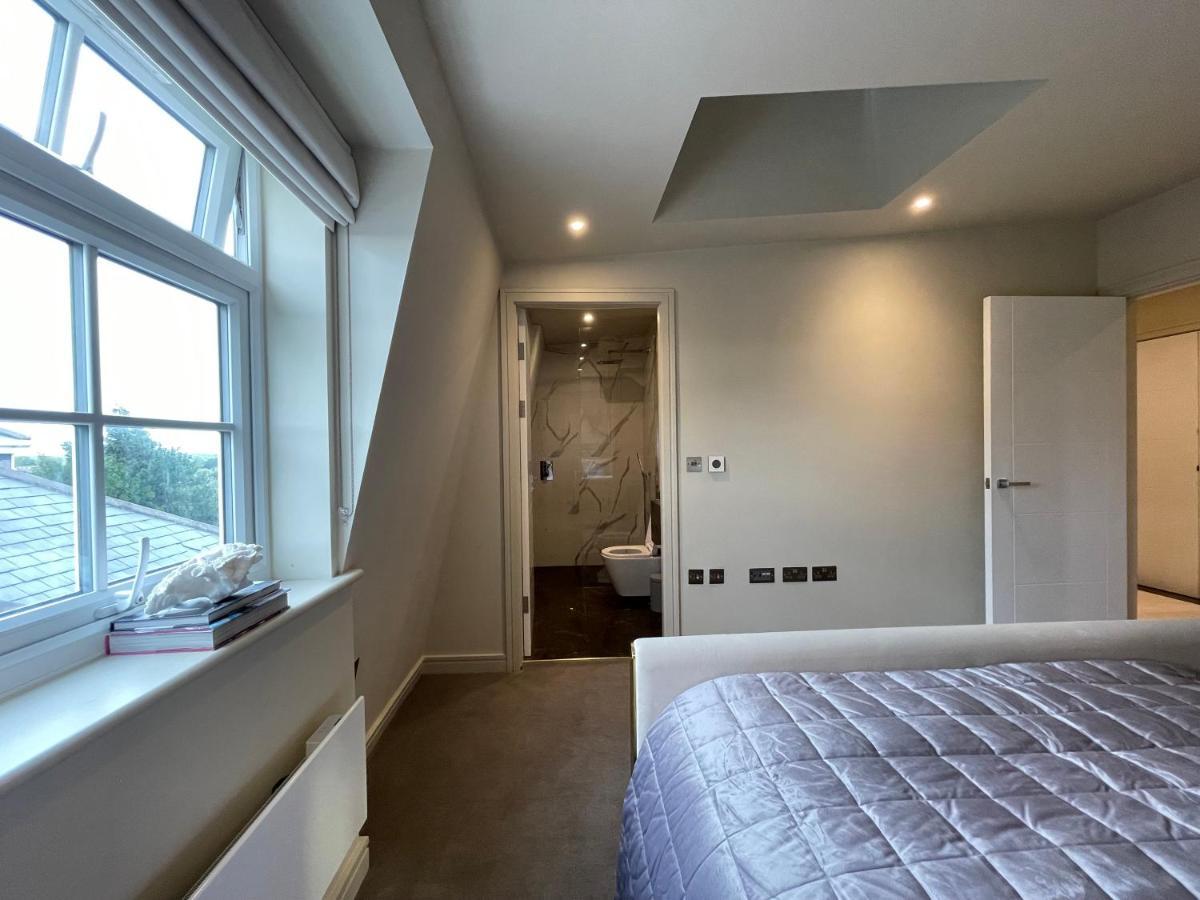 Apartment Luxurious, 2 Bed, 2 Bath Penthouse In Highly Desirable Chcl F8 Chigwell