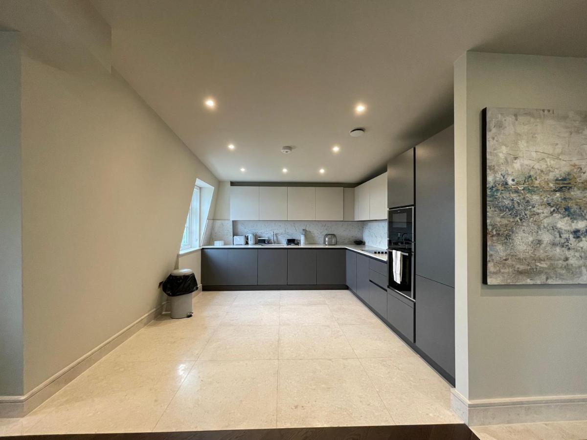 Luxurious, 2 Bed, 2 Bath Penthouse In Highly Desirable Chcl F8 Chigwell