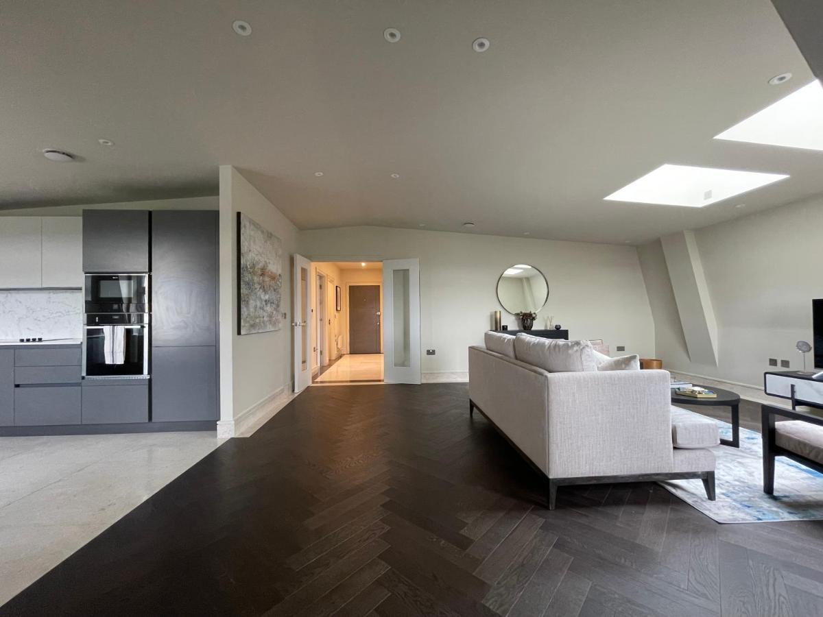 Luxurious, 2 Bed, 2 Bath Penthouse In Highly Desirable Chcl F8 *