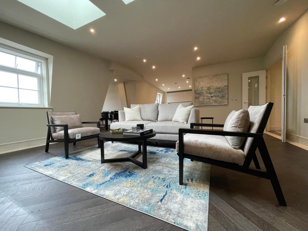 Apartment Luxurious, 2 Bed, 2 Bath Penthouse In Highly Desirable Chcl F8 Chigwell