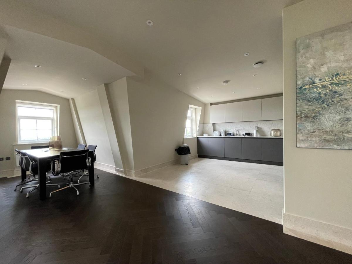 Apartment Luxurious, 2 Bed, 2 Bath Penthouse In Highly Desirable Chcl F8 Chigwell