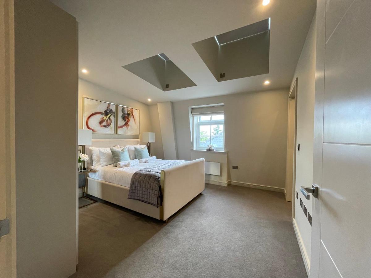 Luxurious, 2 Bed, 2 Bath Penthouse In Highly Desirable Chcl F8 Apartment *
