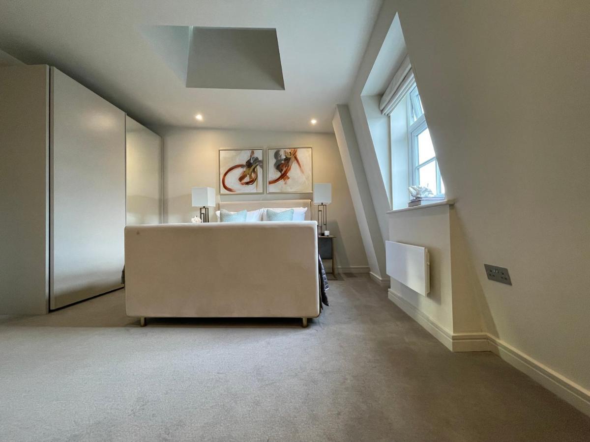 Luxurious, 2 Bed, 2 Bath Penthouse In Highly Desirable Chcl F8 Chigwell