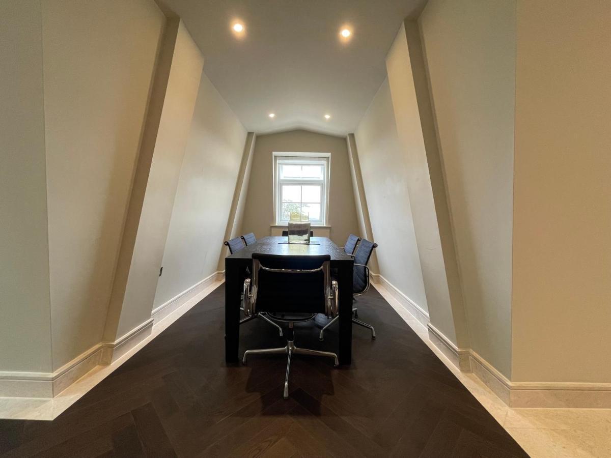 Luxurious, 2 Bed, 2 Bath Penthouse In Highly Desirable Chcl F8 Apartment *