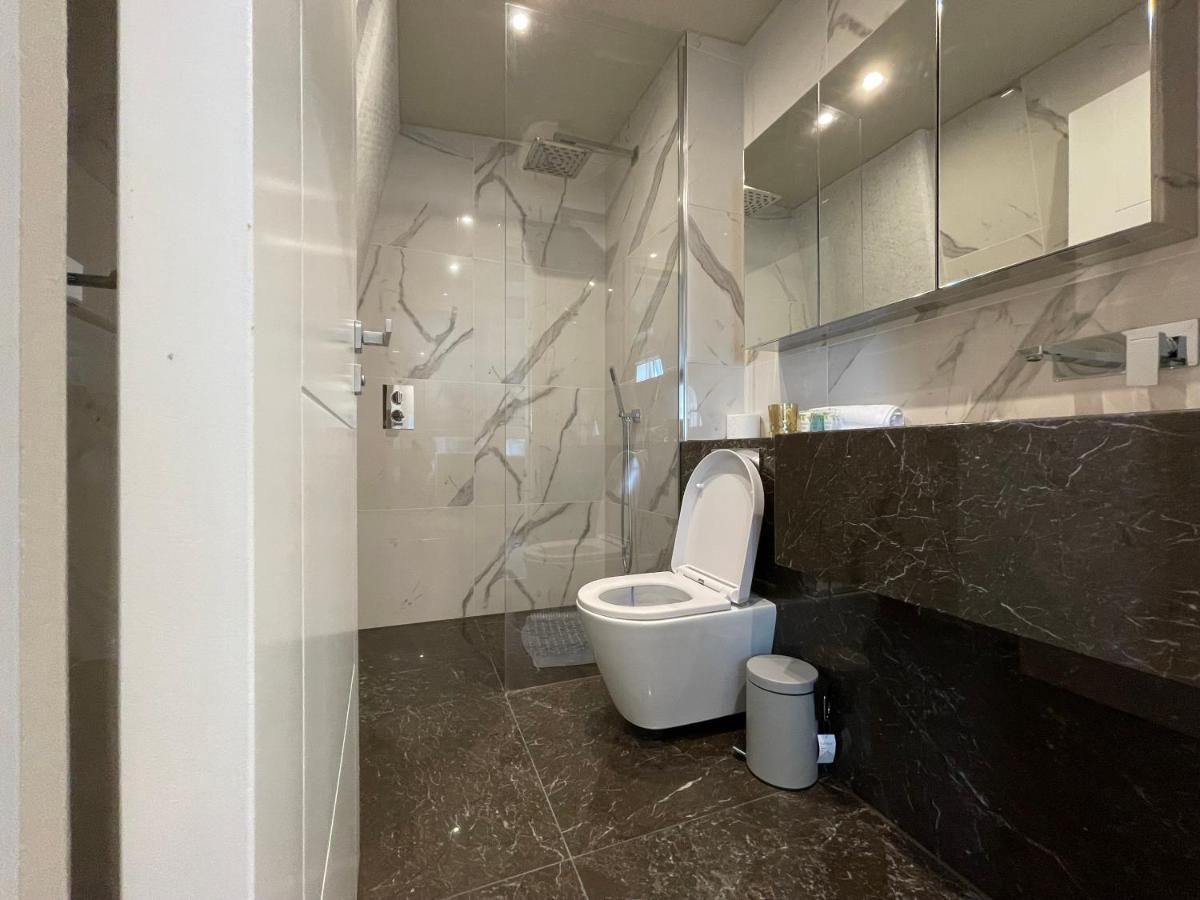 Luxurious, 2 Bed, 2 Bath Penthouse In Highly Desirable Chcl F8 Apartment Chigwell