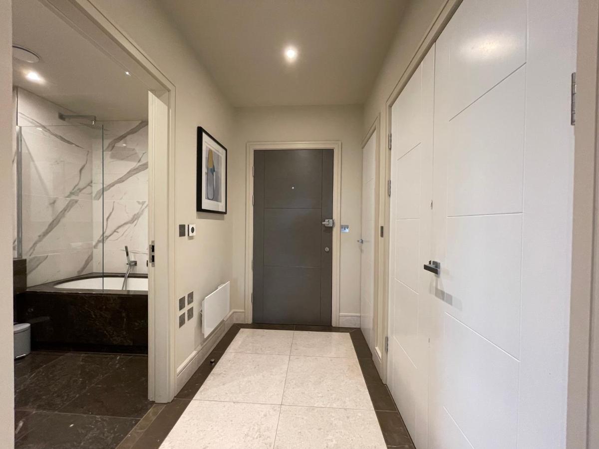 Luxurious, 2 Bed, 2 Bath Penthouse In Highly Desirable Chcl F8 Chigwell