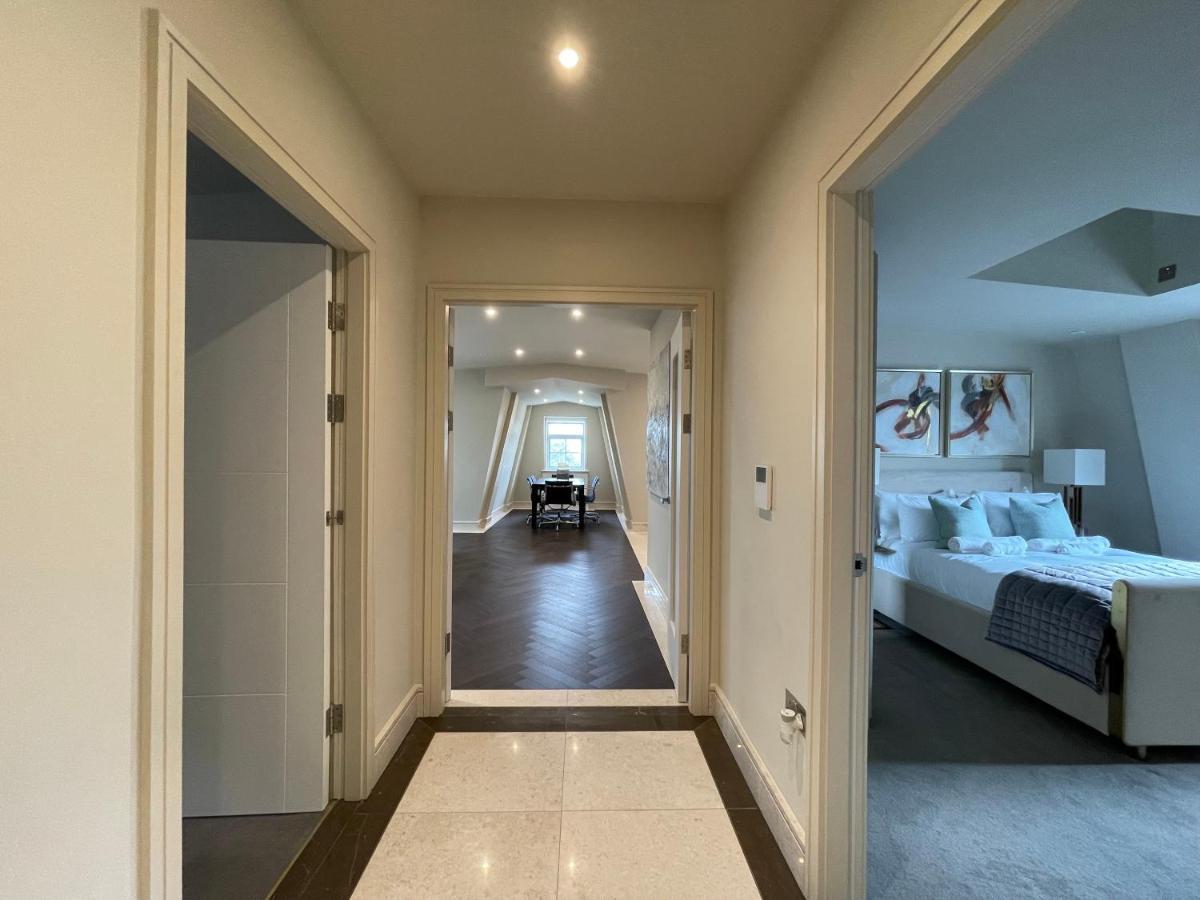 Luxurious, 2 Bed, 2 Bath Penthouse In Highly Desirable Chcl F8 Apartment Chigwell