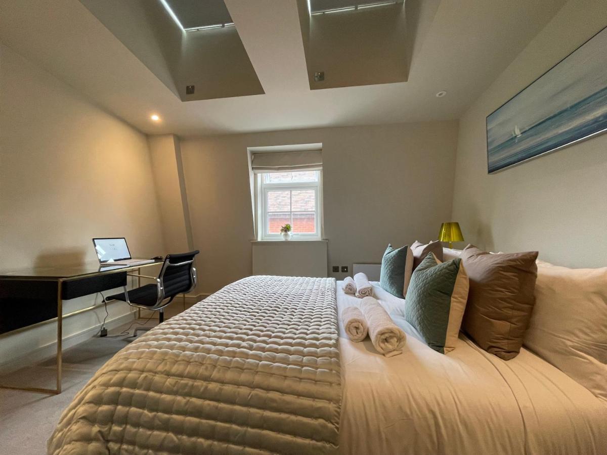 Luxurious, 2 Bed, 2 Bath Penthouse In Highly Desirable Chcl F8 Apartment