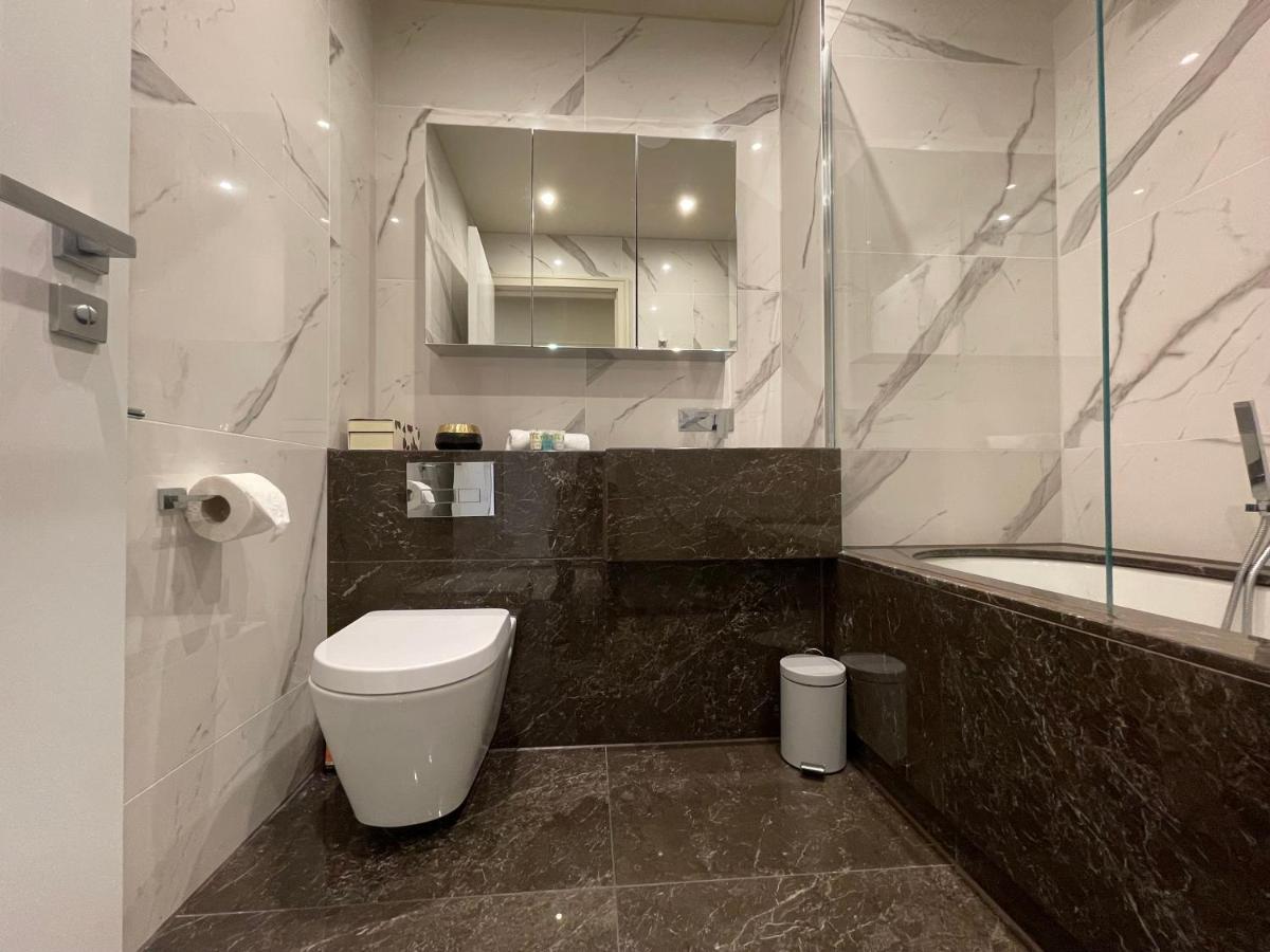 Luxurious, 2 Bed, 2 Bath Penthouse In Highly Desirable Chcl F8 Apartment *