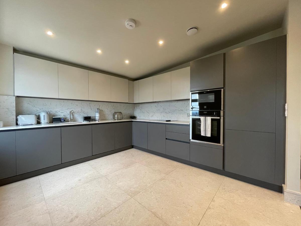 Luxurious, 2 Bed, 2 Bath Penthouse In Highly Desirable Chcl F8 Apartment Chigwell